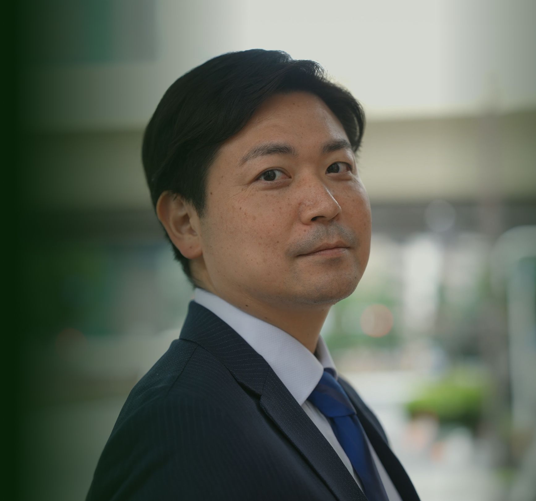 スーツ姿で振り返る男性
