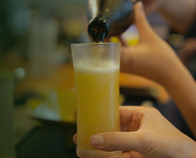 グラスにビールを注ぐ様子