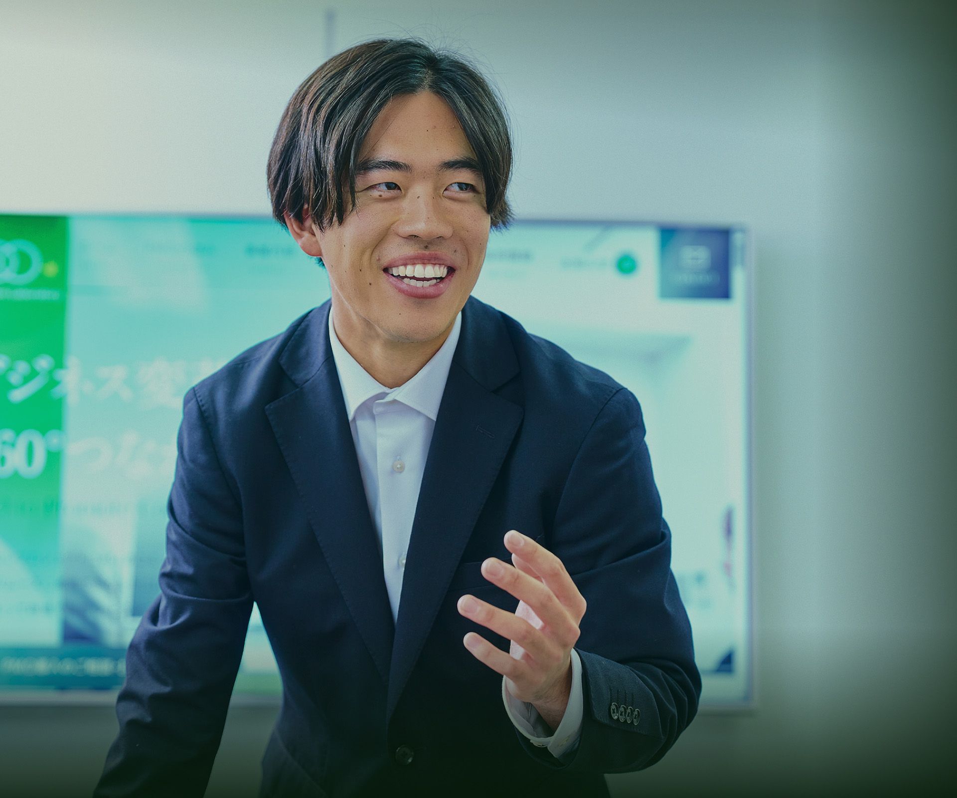 笑顔で話すスーツ姿の男性