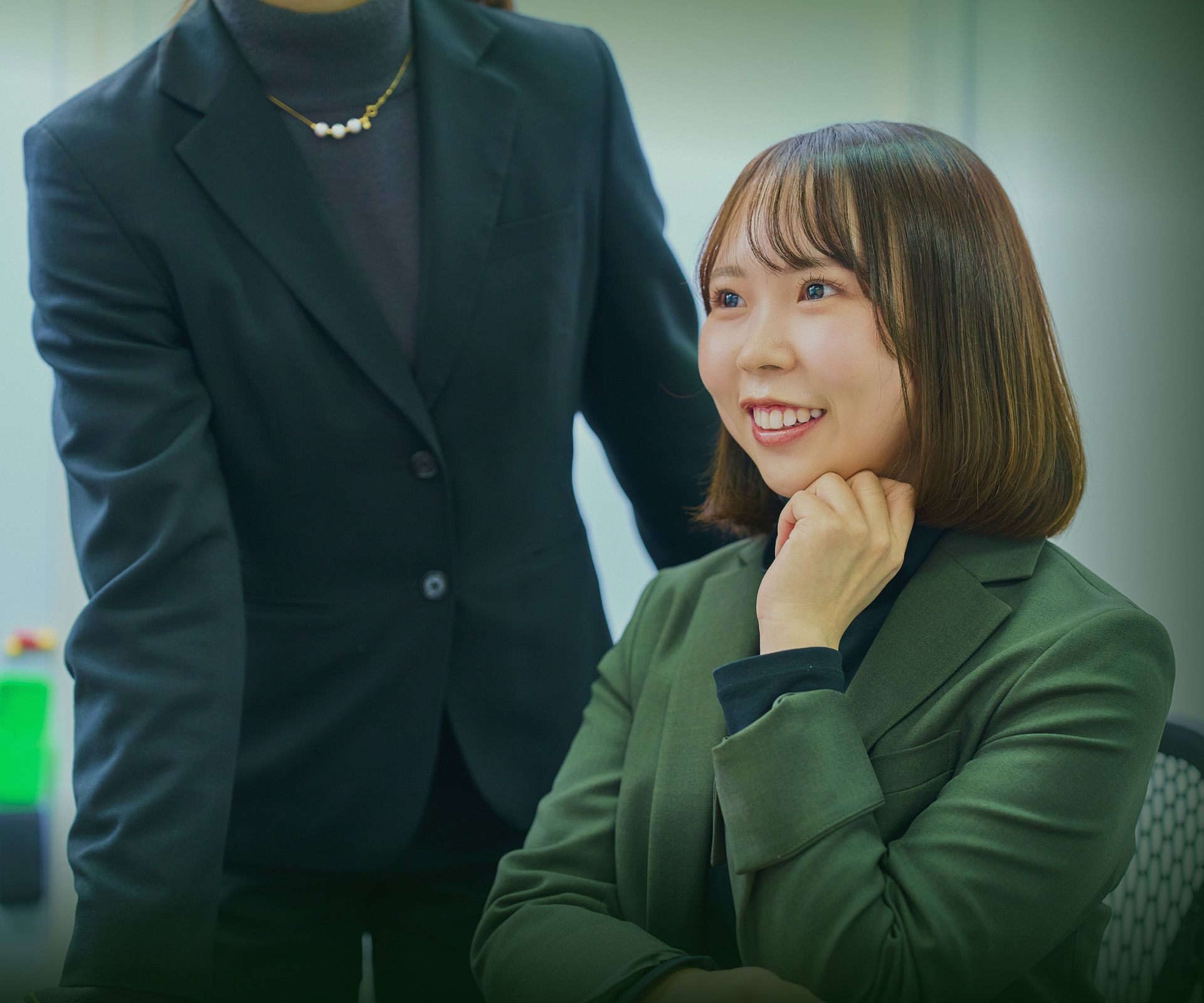 隣の人を見上げて笑顔で話す女性