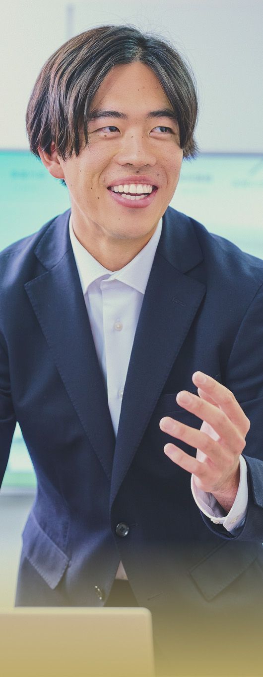 笑顔で身振りを交えながら話す男性